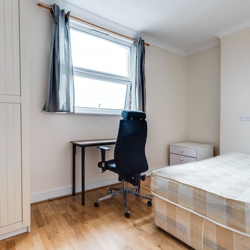 Room in a Shared Flat, Durnsford Road, SW19 - Photo 1