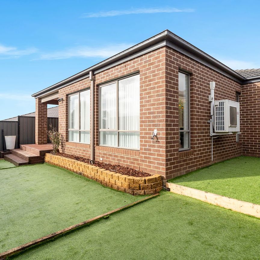 Bright & Spacious! - Photo 1