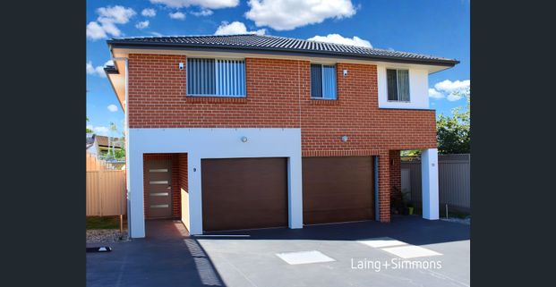 Modern three-bedroom townhouse with quality finishes - Photo 1
