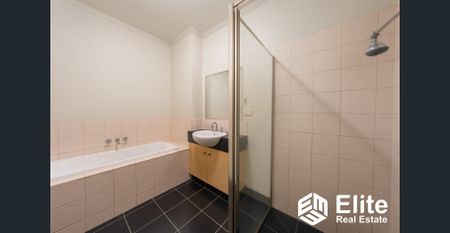 Comfortable Two-Bedroom Apartment with Private Courtyard - Photo 4