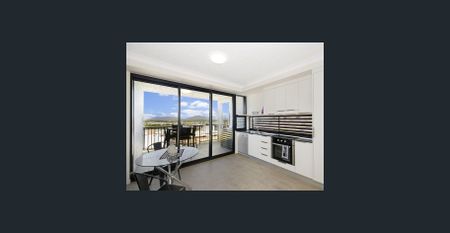 Top-Floor Apartment With City Views - Photo 5