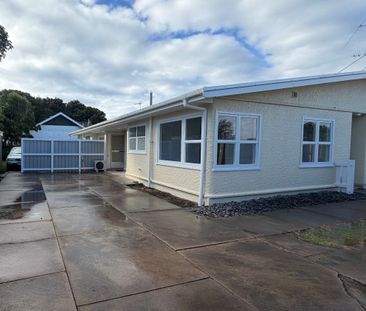 Cozy two bedroom rear unit - Photo 5