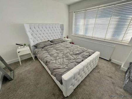 4 bedroom property to rent in Oldham - Photo 3