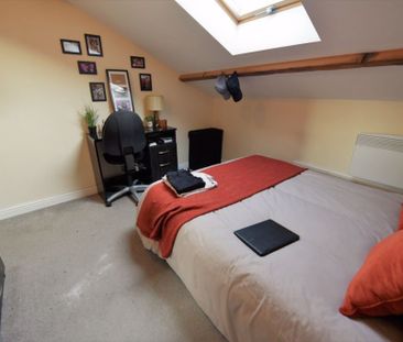 2 bedroom Flat in Flat 1, Leeds - Photo 3