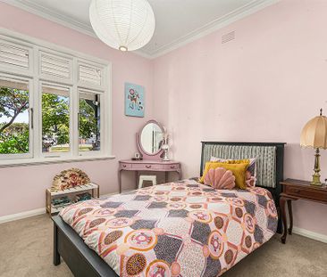 Stylish Family Bungalow In Prime Location - Option for 6 OR 12 Mont... - Photo 2