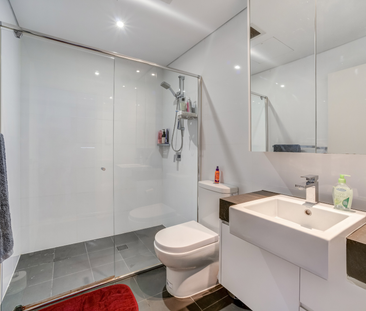 Luxurious Split-Level Townhouse in a Prime Beachside Location - Photo 2