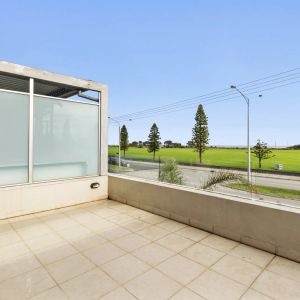 Luxury Fully Furnished or Unfurnished Beachfront Living with Panoramic Bay Views - 6 MONTH LEASE ONLY - Photo 2