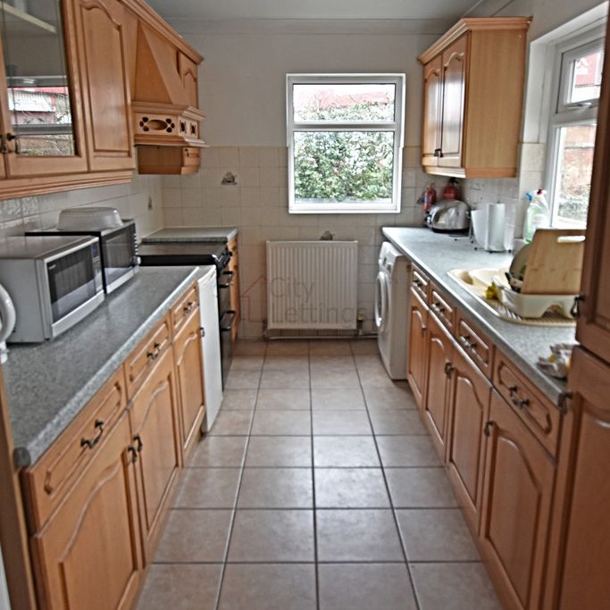 5 Bedroom End Terraced House - Photo 1