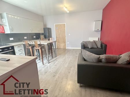 4 Bedroom Apartment - Photo 2