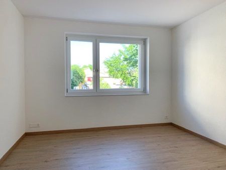 "grosse, moderne 3.5-Zimmer-Wohnung mit Sitzplatz, Lift und eigenem Waschturm" - Foto 2