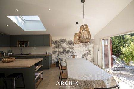 Architecture néo basque, cette maison de 150 m2 typique du Moulleau se tient sur son terrain de 320 m2 proche le la plage et des commerces et au coeur d'un quartier résidentiel. - Photo 4