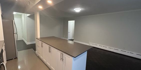 Shoreline Lakeview 1 Bedroom Unit Beautifully Renovated with balcony - Photo 3