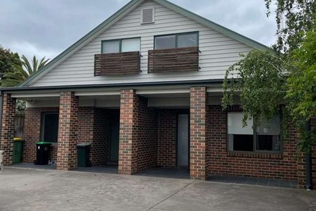 2 Bedroom Townhouse - 3 minute walk to tram stop! - Photo 5