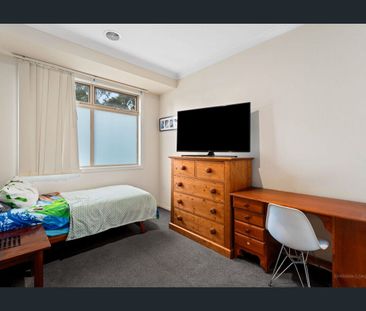 Modern Lakeside Living – Walk to Shops, Schools & the Lake! - Photo 4