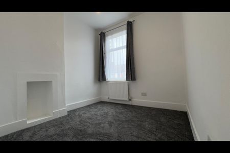 3 Bed Terraced House, Ladysmith Avenue, IG2 - Photo 3