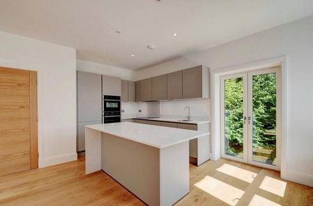 3 bedroom flat to rent - Photo 4
