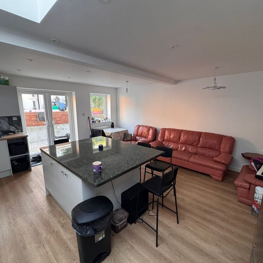 5 Bed End Terrace, Whittington Road, BS16 - Photo 1