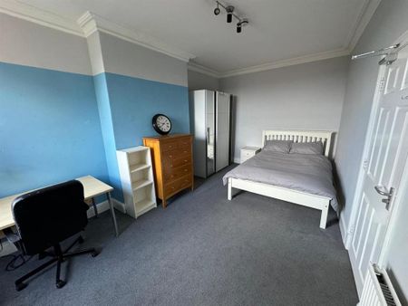 1 bedroom in a house share to rent - Photo 2