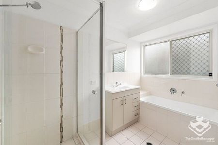 Freshly painted and carpeted - Family home in quiet location - Photo 2