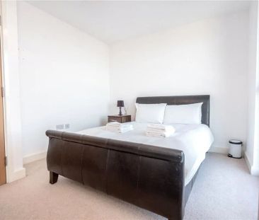 3 bedroom flat - Photo 4