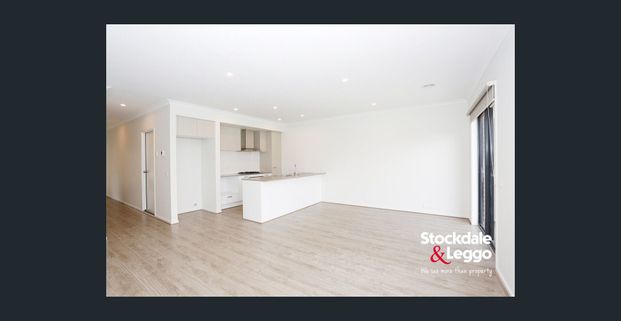 Stunning Three Bedroom Home - Photo 1