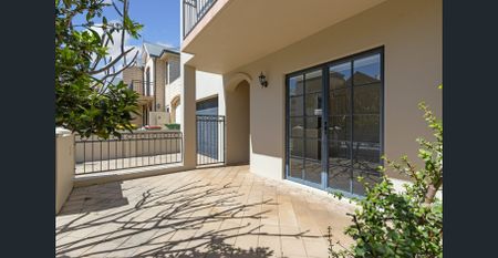 Beautiful Townhouse in Superb Location - Photo 2