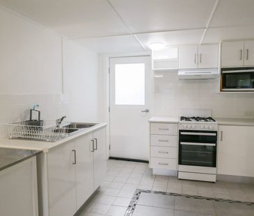 DOWNSTAIRS FLAT IN QUIET LISMORE HEIGHTS STREET - Photo 3