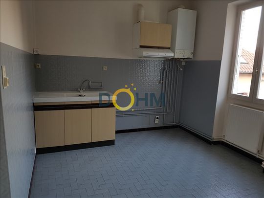 CENTRE DE LA TOUR DU PIN T3 AU 2EME ETAGE CUISINE/SEPAREE 1 SALON 2 CHAMBRES 1 SALLE D EAU 1 GARAGE ... - Photo 1