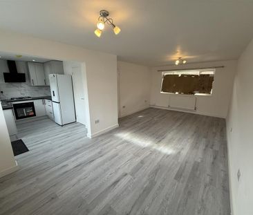 3 bedroom semi-detached house to rent - Photo 3