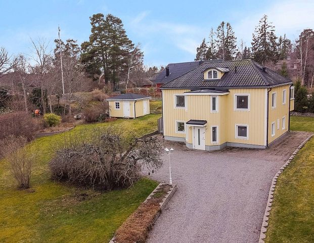 Peaceful and quiet location at the end of a cul-de-sac. The house is fresh and lots of light in all rooms.  There is geothermal heat, which is energy efficient. Waterborne underfloor heating is available in all rooms.  There are 2 lovely large kitchens. O - Foto 1