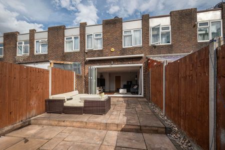 2 Bed Terraced House, Cobham, NW9 - Photo 4