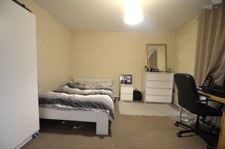 4 bedroom Property to rent - Photo 4