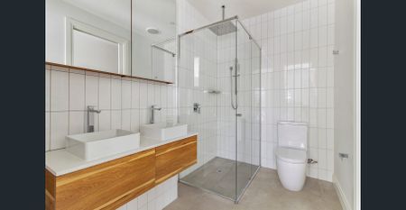 Contemporary 3-Bedroom Townhouse with Courtyard & Terrace in Prime Locale - Photo 5