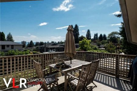 House in West Vancouver, BC - Photo 2