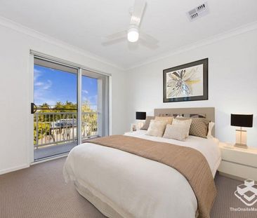 MODERN STYLISH 3 BED TOWNHOUSE IN GREAT LOCATION - Photo 5