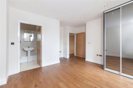 3 bedroom flat to rent - Photo 4