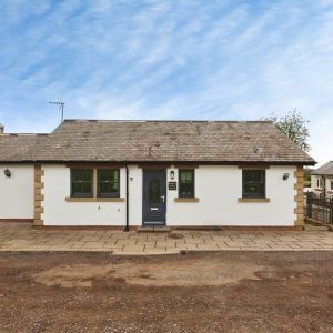 2 bedroom Bungalow To Rent - Photo 1