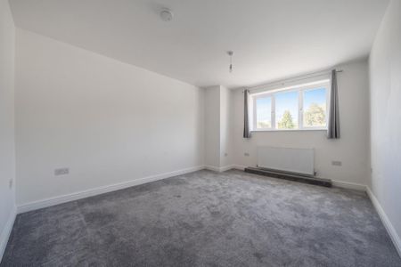 4 bedroom semi-detached house to rent - Photo 5