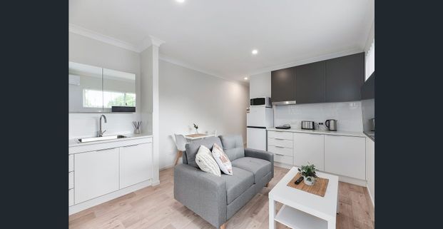 FULLY FURNISHED, DESIGNER STUDIO APARTMENT – BILLS INCLUDED! - Photo 1