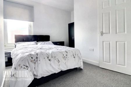 1 bedroom in a house share to rent - Photo 3