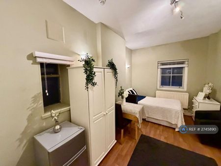 1 bedroom in a flat share to rent - Photo 4