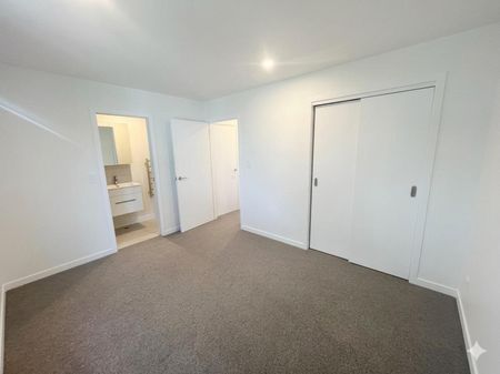 Brand New 3 Bedroom Luxury Townhouse - Photo 2