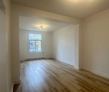Verdun - Logement de 2 chambres complètement rénové, avec cour, off... - Photo 1