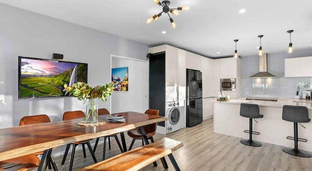 Burnside Beauty - Photo 1