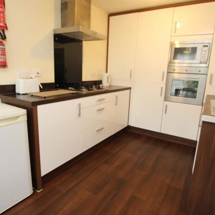 ***STUDENT PROPERTY *** ALL BILLS INCLUDED *** 6 bedroom student property 5 min walk from University of the West of England. Bills included - Move in July 2026. - Photo 1