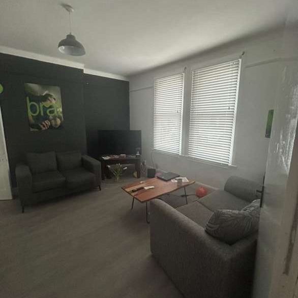 7 Bed Semi-Detached House, Castle Boulevard, NG7 - Photo 1