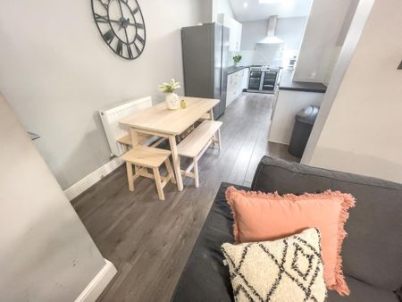 6 bedroom terraced house to rent - Photo 5