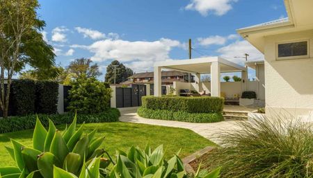 Executive Central Avenues Character - Photo 5