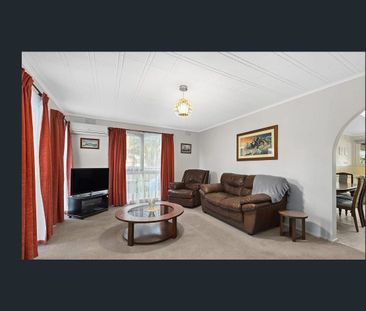 Spacious Three-Bedroom Family Home in a Prime Glen Waverley Location - Photo 1