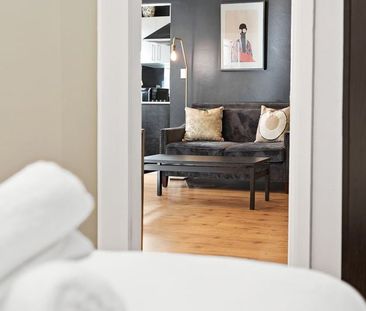 Furnished or Unfurnished Renovated Art Deco Two Bedroom Apartment - Photo 3
